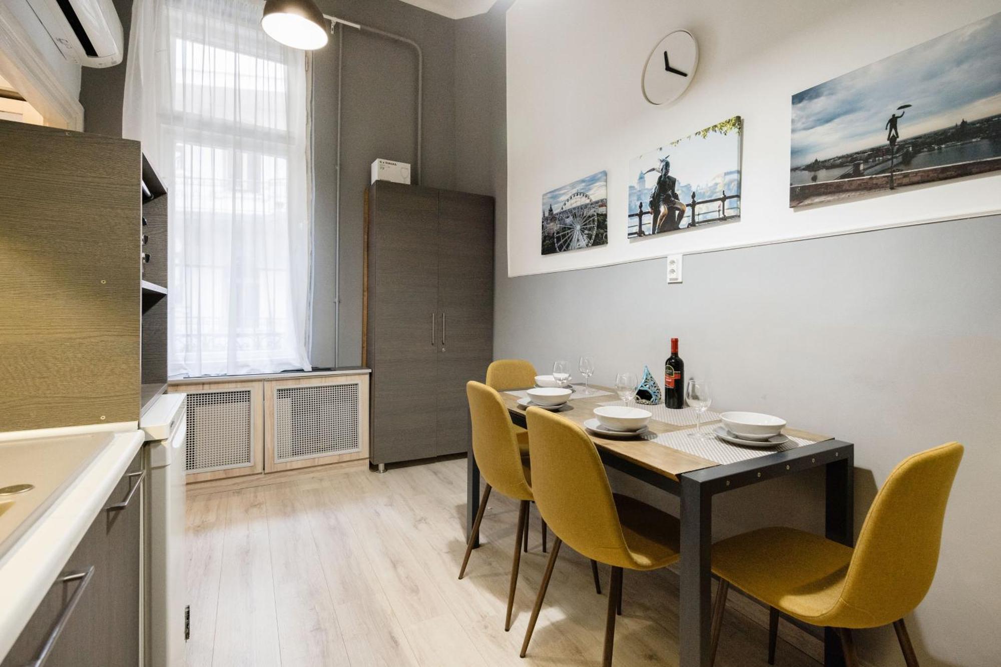 Apartment Urban Tranquillity By The Main Shopping Street *