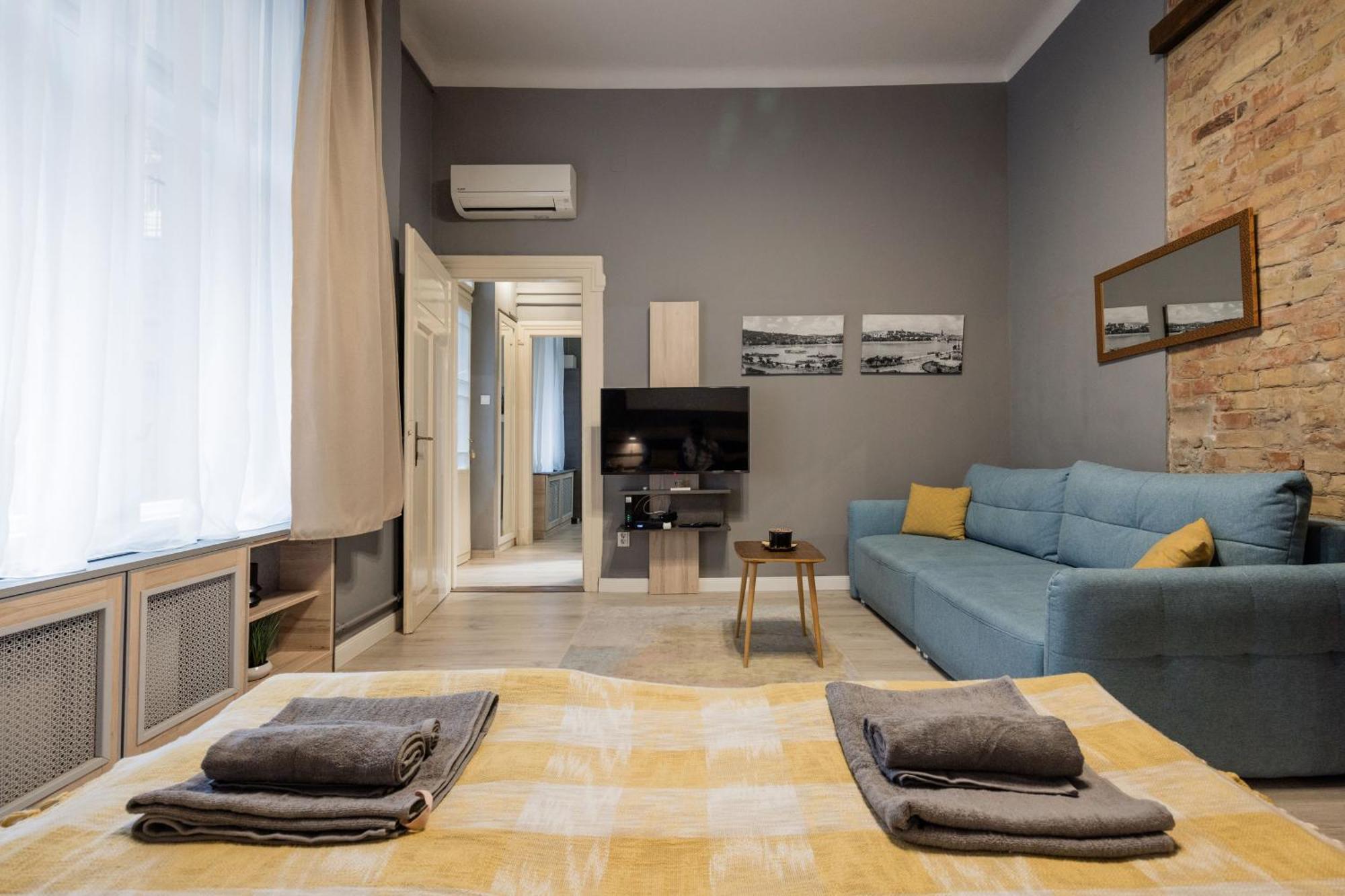 Apartment Urban Tranquillity By The Main Shopping Street *